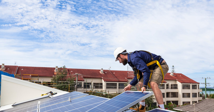 Każde przedsiębiorstwo, które dokonuje sprzedaży energii elektrycznej z OZE, ma obowiązek zaraportować umowy sprzedaży do URE. /123RF/PICSEL