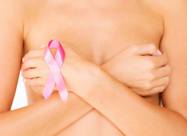 Każdego roku na raka piersi zapada 10 tys. Polek /123RF/PICSEL