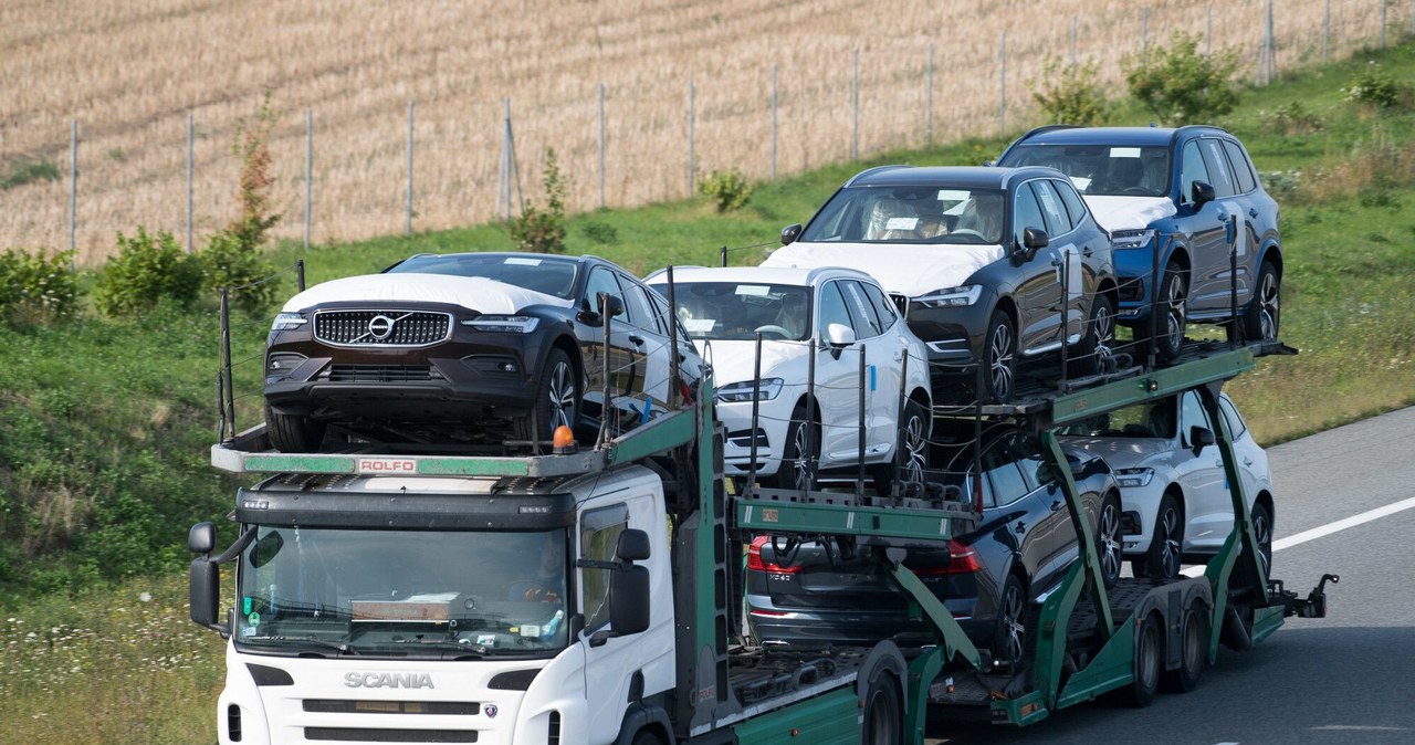 Każdego roku z Polski wywożone jest co 10. nowe auto! /Wojciech Stóżyk /Agencja SE/East News