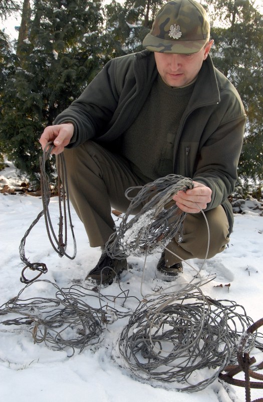 Każdej zimy strażnicy leśni znajdują mnóstwo pułapek zastawionych na zwierzęta /Dariusz Delmanowicz (PAP) /PAP