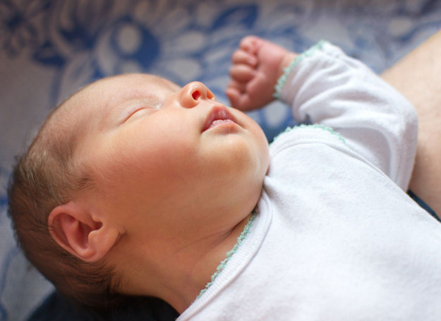Każdemu maluchowi tuż po urodzeniu mierzy się obwód główki. /123RF/PICSEL