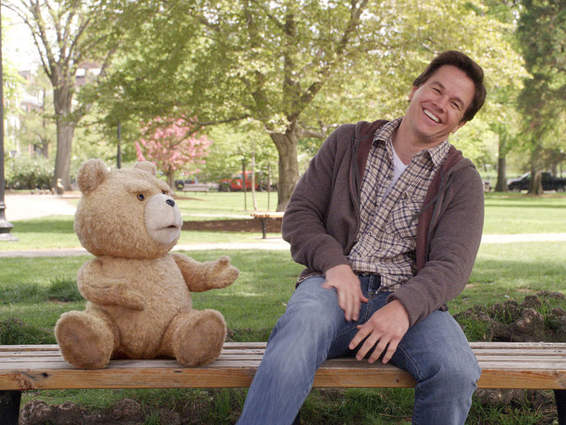 Każdy chciałby mieć takiego kumpla jak grany przez aktora John w "Tedzie" /materiały prasowe