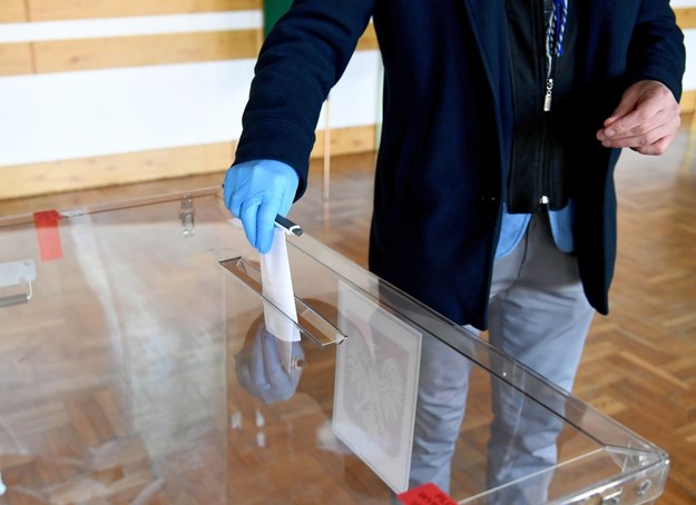 Każdy głosujący musiał użyć rękawiczek /Darek Delmanowicz /PAP