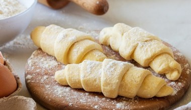 Każdy kęs jest jak smak dzieciństwa. Sprawdzony rodzinny przepis na rogaliki maślane