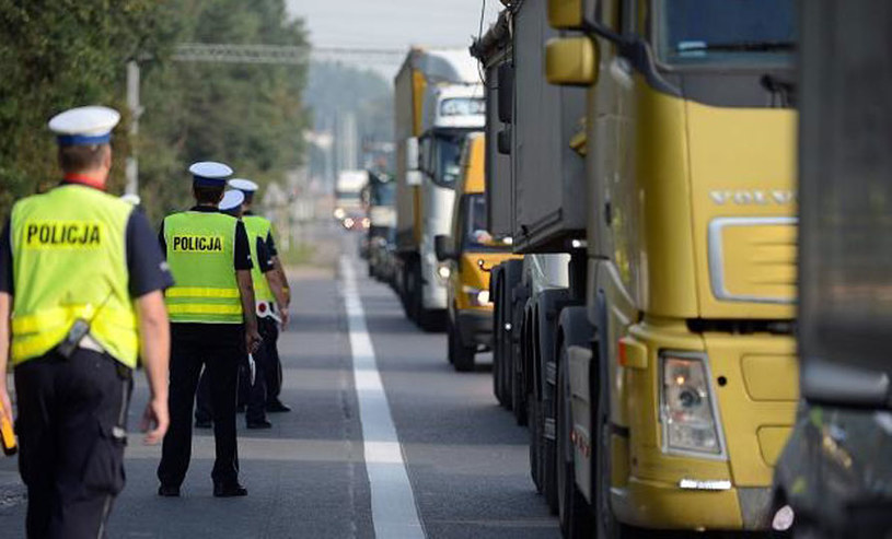 Każdy kierowca z dłuższym stażem ma w zanadrzu kilka anegdotek, związanych z bliskimi spotkaniami z drogówką /PAP