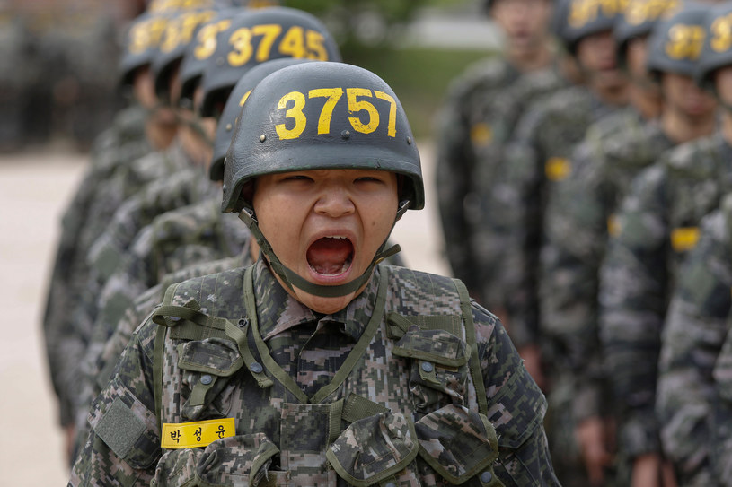 Każdy Koreańczyk między 18. a 28. rokiem życia musi spędzić co najmniej półtora roku w armii /123RF/PICSEL