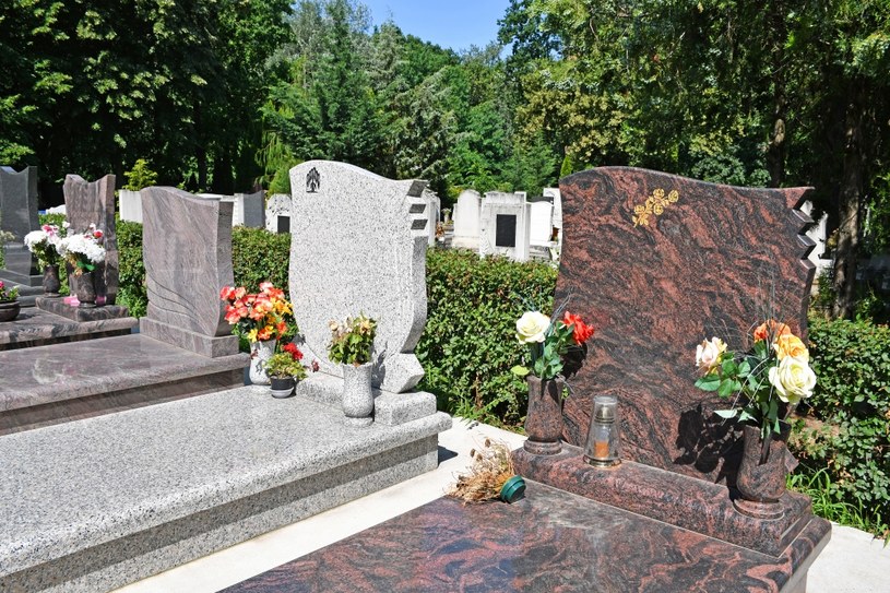 Każdy materiał z którego wykonany jest grób, potrzebuje innej pielęgnacji /&copy;123RF/PICSEL