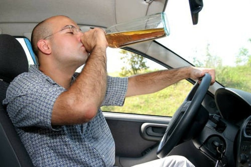 Każdy pijany kierowca stwarza poważne zagrożenie na drodze, ale na ile duża jest skala tego zjawiska w Polsce? /Value Stock Images /East News