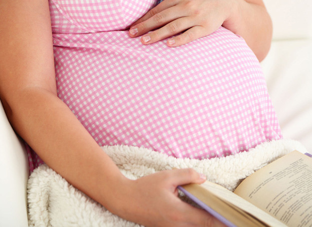 Każdy poród między 38. a 40. tygodniem ciąży jest uznawany za poród o czasie. Jeśli twoja ciąża trwa już 40 tygodni, powinnaś udać się na wizytę kontrolną do ginekologa. /123RF/PICSEL