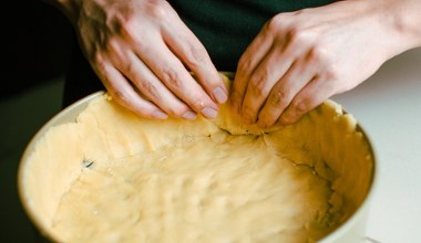 Każdy pyta o ten spód do szarlotki. Zrobisz go z 3 składników  