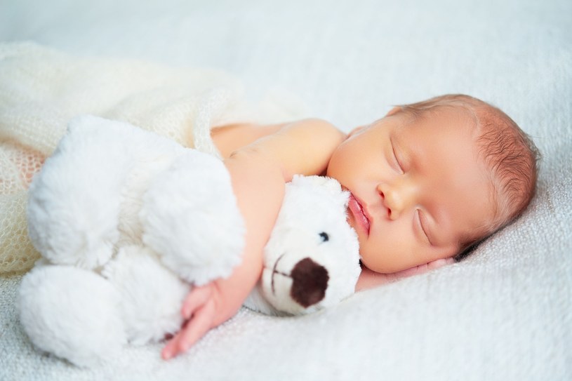 Każdy rodzic marzy, by jego dziecko tak słodko spało /123RF/PICSEL