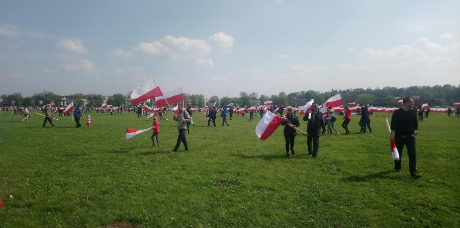 Każdy uczestnik mógł za darmo zabrać pamiątkową flagę do domu /Joanna Kocot /RMF FM