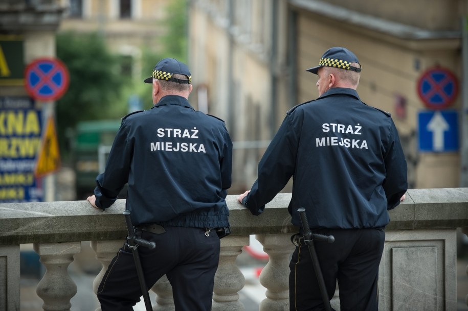 Każdy warszawski strażnik dostaje co miesiąc premię 100 zł, jeżeli na każdej swojej zmianie odholuje jedno auto /Wojciech Pacewicz /PAP/EPA