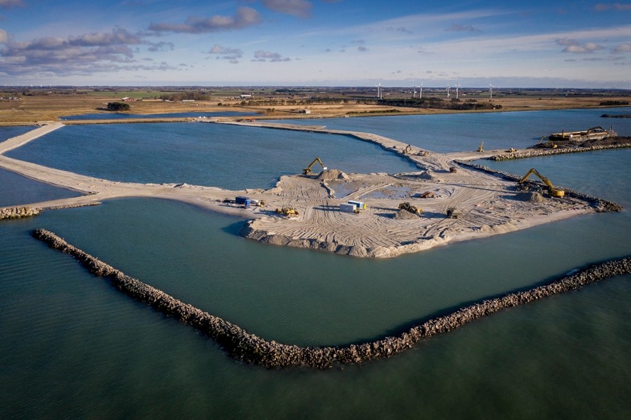 Każdy z prefabrykowanych elementów tunelu to prawdziwy kolos – mierzy 42 metry szerokości, 9 metrów wysokości i aż 217 metrów długości, a jego masa sięga 73 tysięcy ton. /MADS CLAUS RASMUSSEN/AFP /PAP