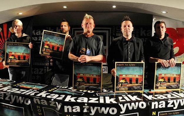 Kazik Na Zywo dumnie prezentują album "Bar La Curva/Plamy na słońcu" fot. Konrad Jaraszek /