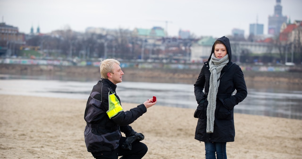 Kazik oświadcza się Magdzie, jednak ona nie przyjmuje pierścionka... /x-news/ Radek Orzeł /TVN