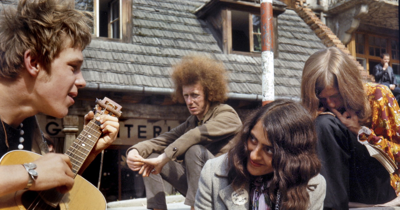 Kazimierz Dolny, 1969. Hipisi na zlocie w Kazimierzu Dolnym. N/z od lewej: Dominik Kuta, Chlorek, Rita z Ostrody, Jaegger /Tomek Sikora /Agencja FORUM