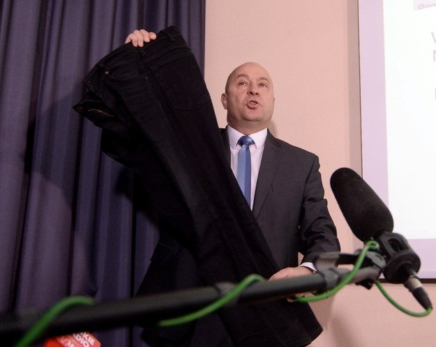 Kazimierz Greń prezentuje spodnie, które miał na sobie w dniu meczu /Bartłomiej Zborowski /PAP