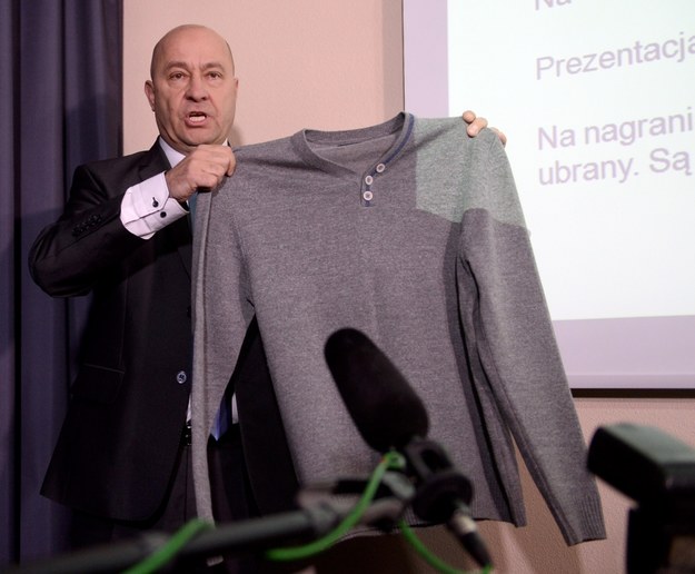 Kazimierz Greń prezentuje sweter, który miał na sobie w dniu meczu /Bartłomiej Zborowski /PAP