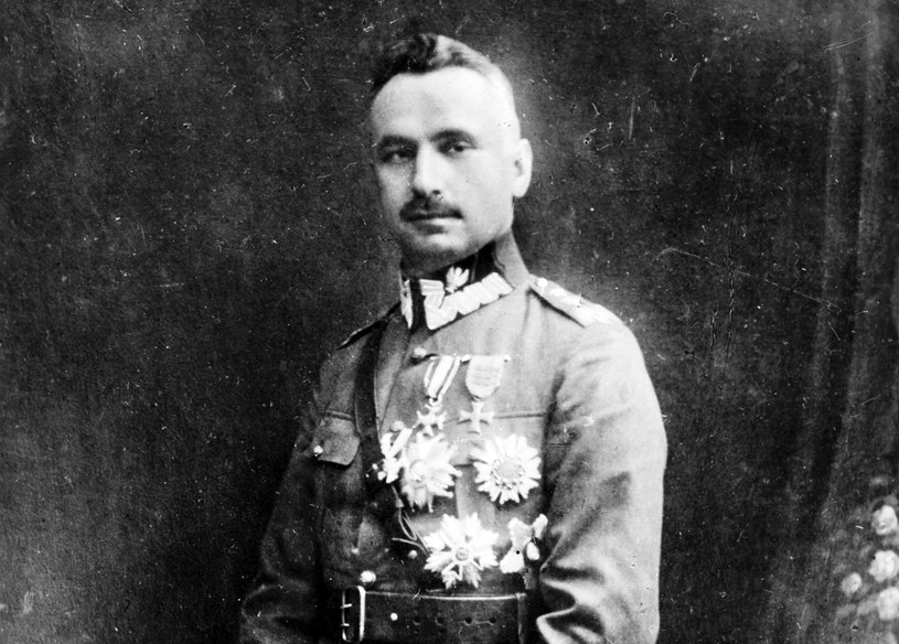 Kazimierz Sosnkowski, generał dywizji - fotografia pozowana w atelier /Z archiwum Narodowego Archiwum Cyfrowego