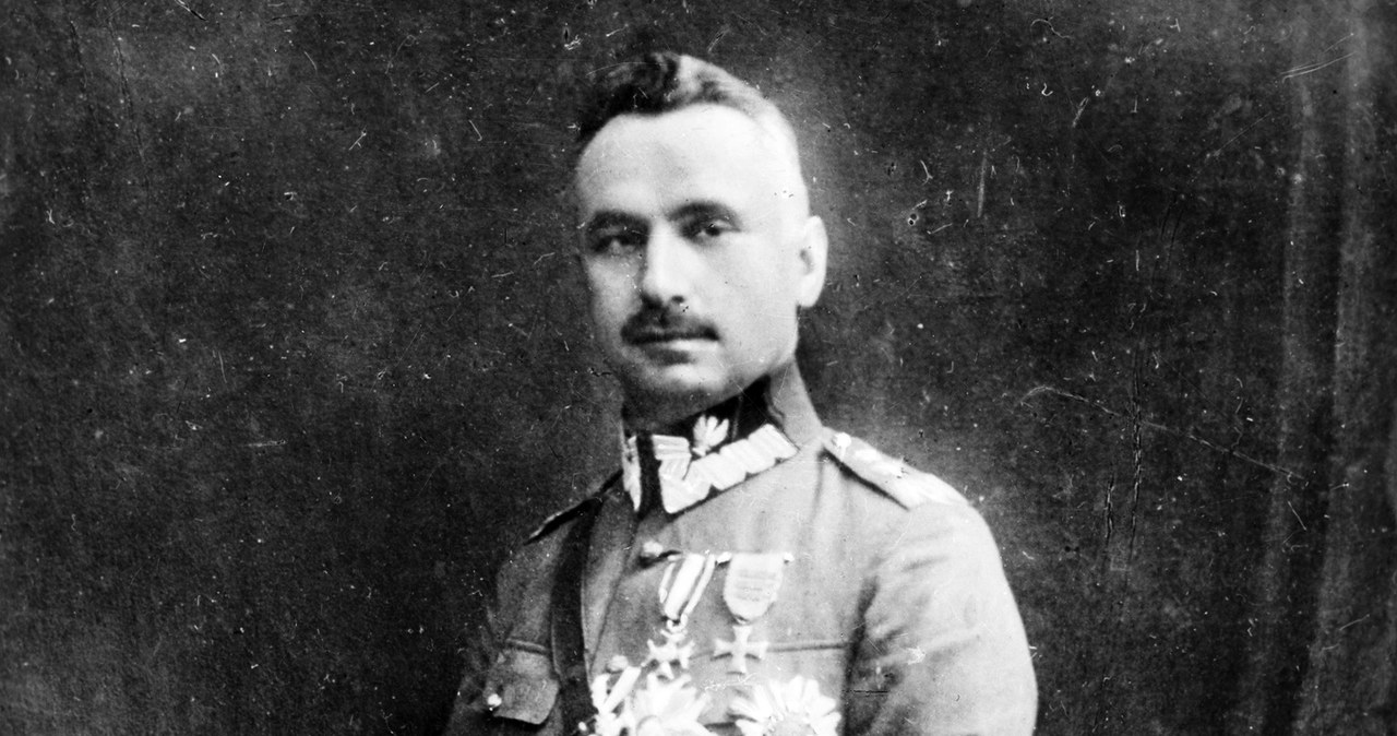 Kazimierz Sosnkowski, generał dywizji - fotografia pozowana w atelier /Z archiwum Narodowego Archiwum Cyfrowego