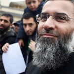 "Kaznodzieja nienawiści" z zarzutami. Wpływowy brytyjski imam wspierał Państwo Islamskie