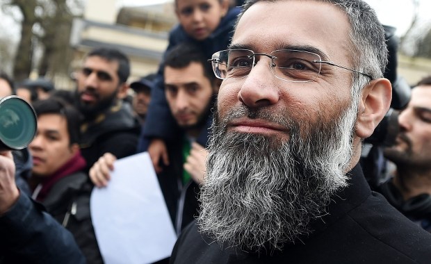 "Kaznodzieja nienawiści" z zarzutami. Wpływowy brytyjski imam wspierał Państwo Islamskie