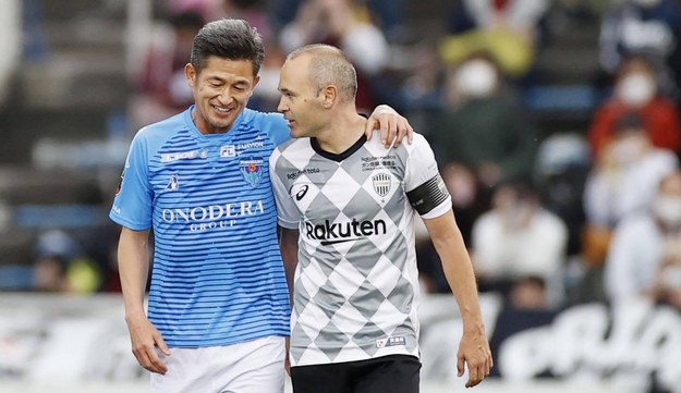 Kazuyoshi Miura i Andreas Iniesta podczas meczu ligi japońskiej /Newscom /PAP
