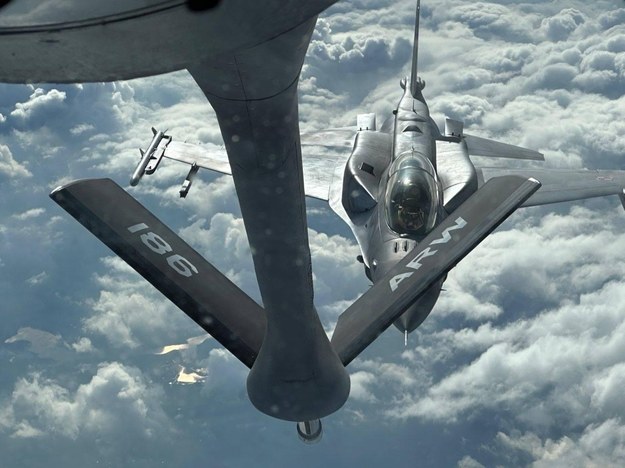 KC-135 Stratotanker Gwardii Narodowej Mississippi dostarcza paliwo polskiemu myśliwcowi F-16 z bazy lotniczej w Powidzu (fot. materiały prasowe z operacji "Copper Arrow" /