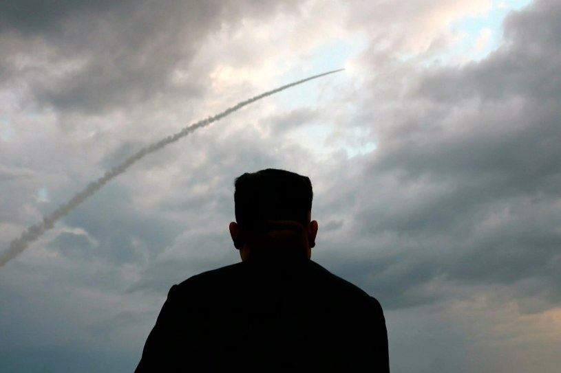 KCNA: Kim Dzong Un przewodniczył posiedzeniu, na którym wezwano do wzmocnienia zdolności nuklearnych. /KCTV / AFP /East News