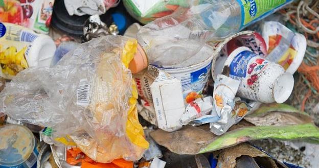 KE chce, by w 2030 r. wszystkie opakowania plastikowe w UE nadawały się do opłacalnego recyklingu /Deutsche Welle