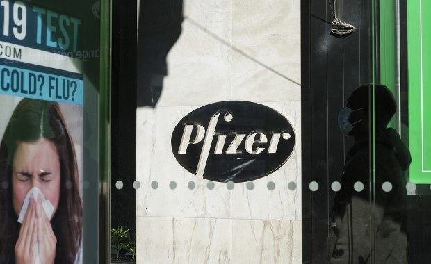 KE coraz bliżej podpisania umowy na dostawę szczepionek na koronawirusa 