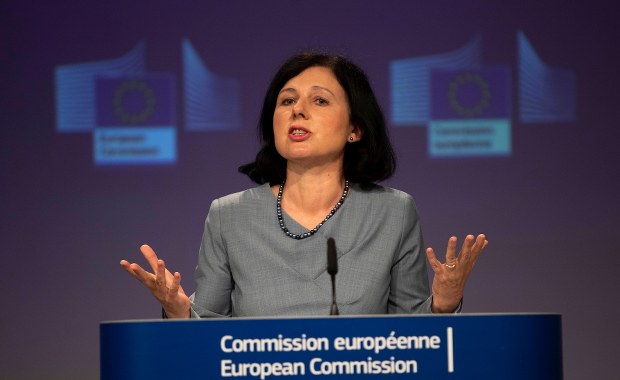 KE grozi wstrzymaniem dotacji regionom, które przyjęły uchwały o strefach wolnych od LGBT