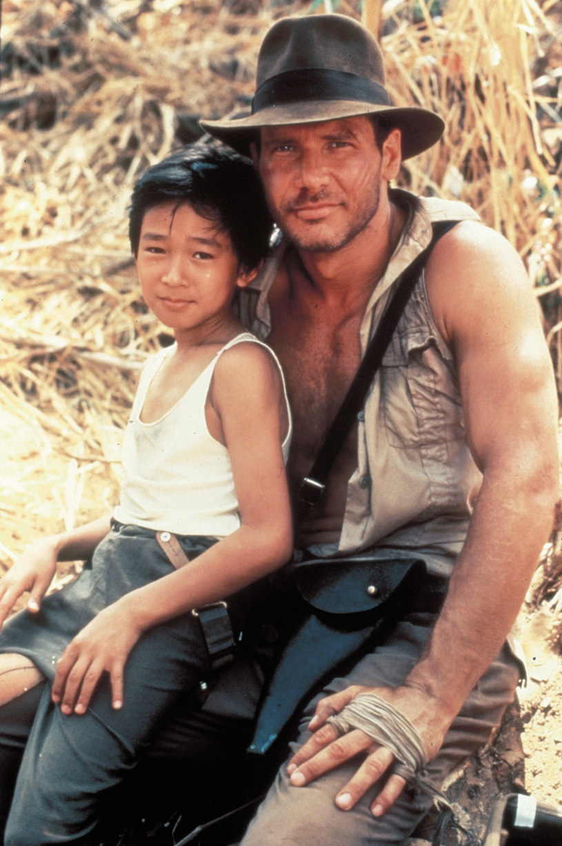 Ke Huy Quan i Harrison Ford na planie filmu "Indiana Jones i świątynia zagłady" /Entertainment Pictures /Agencja FORUM