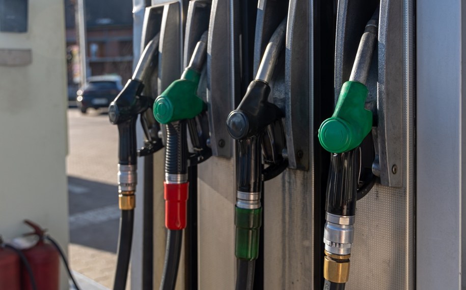 Warszawa tłumaczy się Brukseli z obniżonego VAT-u na paliwa. Sankcji na razie nie będzie