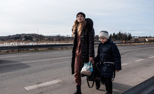 KE proponuje czasową ochronę dla osób uciekających przed wojną w Ukrainie