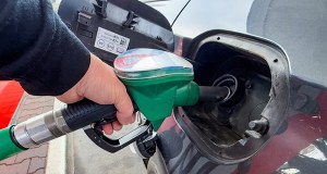 KE przymknie oko na obniżony VAT na paliwa? Ustalenia RMF FM