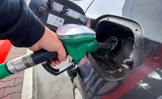 ​KE przymknie oko na obniżony VAT na paliwa? Warszawa na to liczy