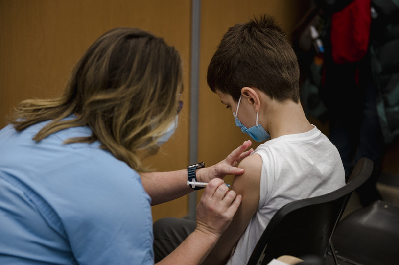 KE rekomenduje szczepienia dzieci w wieku 5-11 lat; zdj. ilustracyjne /AFP