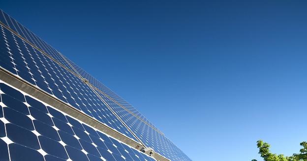 KE uruchomiła dochodzenie antydumpingowe ws. szkła solarnego z Chin /&copy;123RF/PICSEL