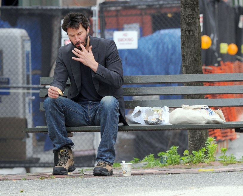 Keanu Reeves spożywa lunch na ławce w dzielnicy Soho w Nowym Jorku /Ron Asadorian / Splash News/EAST NEWS /East News