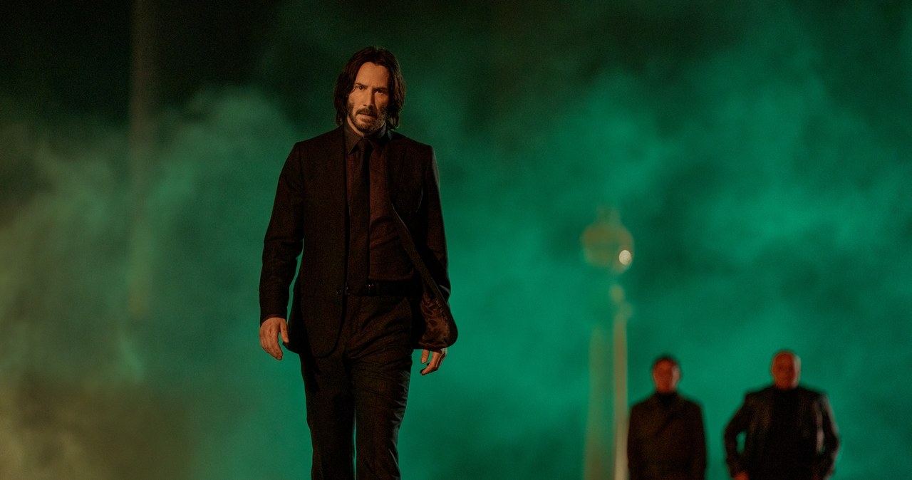 Keanu Reeves w scenie z filmu "John Wick 4" /materiały prasowe