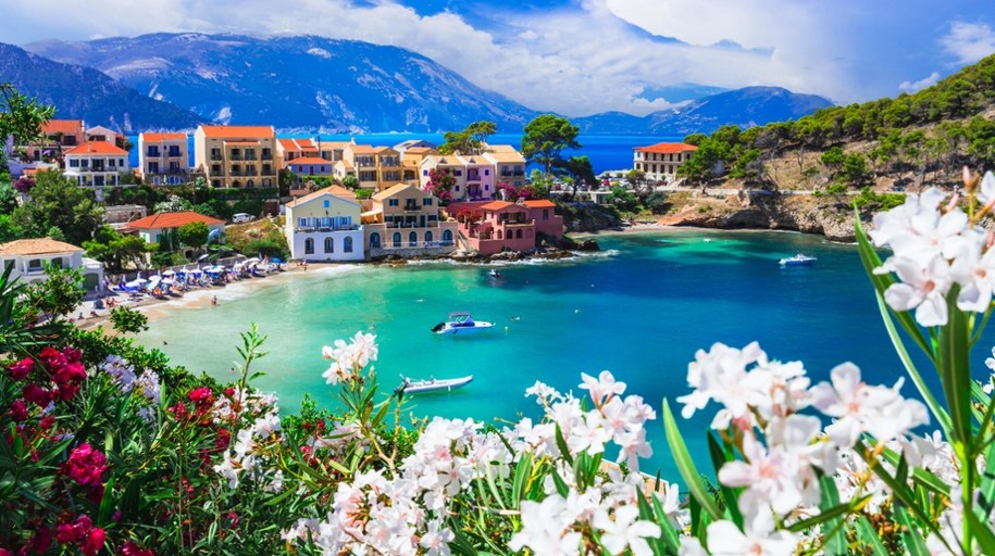 Kefalonia została uznana za najtańszą grecką wyspę na tygodniowy wypoczynek według najnowszego badania TravelSupermarket (na zdjęciu miejscowość Assos) /Shutterstock