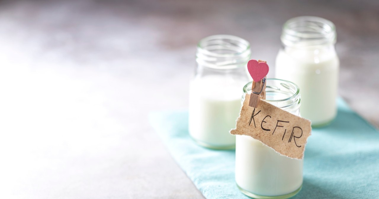 Kefir doskonale poradzi sobie z zatuszowaniem pierwszych siwych pasm na włosach