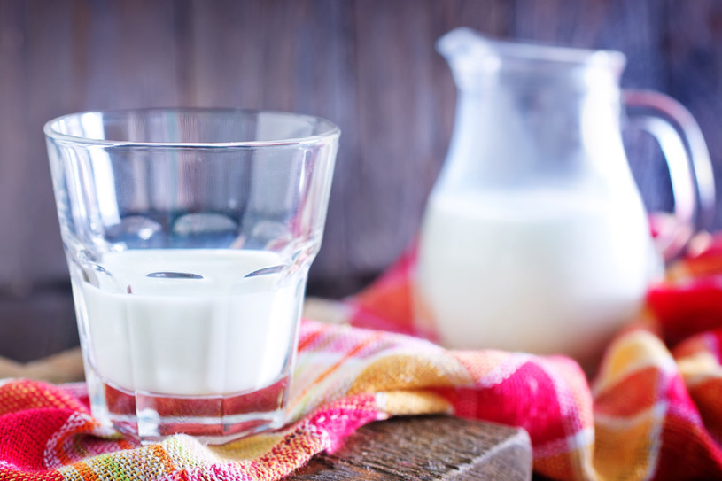 Kefir lub jogurt naturalny dają nam bakterie kwasu mlekowego, które usprawniają pracę jelit, dzięki temu usuwają toksyny i niestrawione resztki. /123RF/PICSEL