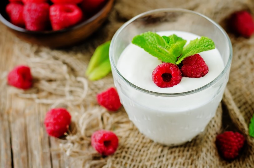 Kefir to sfermentowany napój mleczny, zawierający wiele szczepów bakterii cennych dla naszego organizmu /Pixel