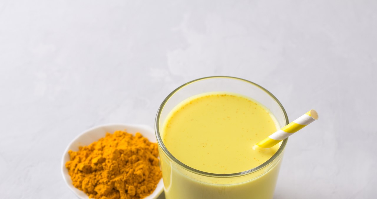 Kefir z kurkumą - dlaczego warto go pić? /123RF/Picsel, 123RF/Picsel /Pixel