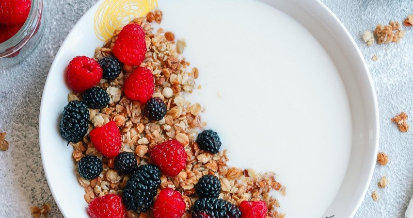 Кефір з правильними добавками покращує травлення та допомагає стабілізувати рівень цукру в крові /pixabay.com