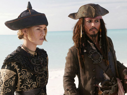 Keira Knightley i Johnny Depp w filmie "Piraci z Karaibów: Skrzynia umarlaka" /materiały dystrybutora