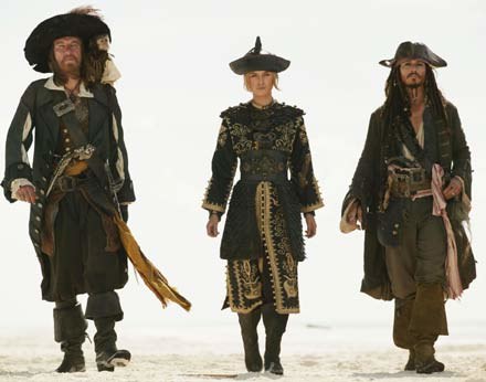 Keira Knightley i Johnny Depp w "Piratach z Karaibów 3" /